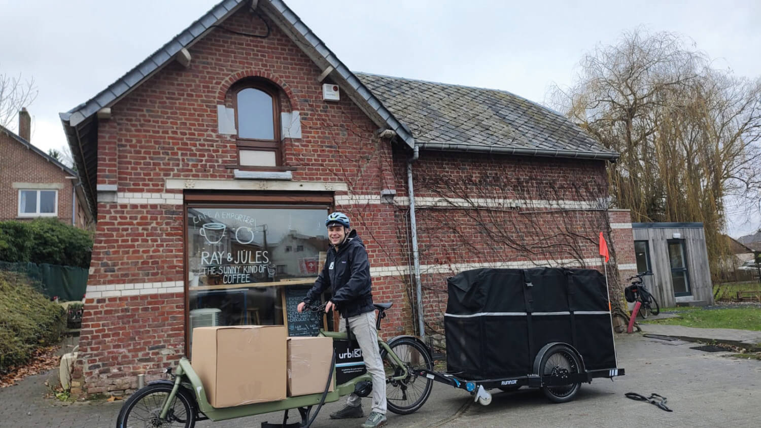 Joris haalt een straffe lading koffie op bij Ray&Jules om te verdelen bij bedrijven in Leuven